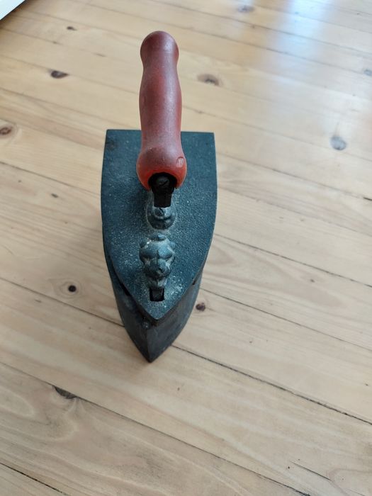 Продавам антикварна ютия