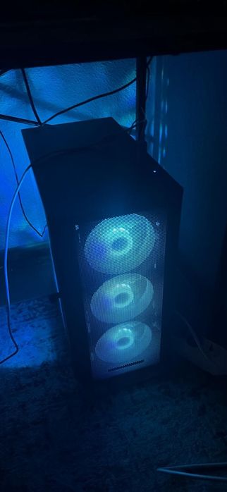 Gaming PC cu monitoare, mouse si tastatura