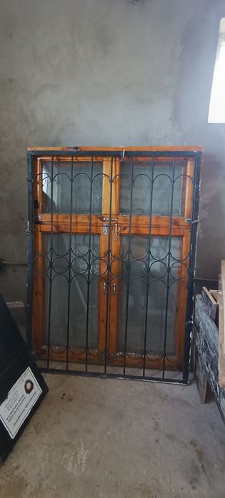 Окно, решетка, железная дверь