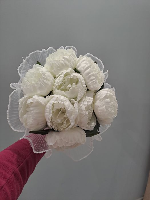 Сватбен букет бели божури  и диадема