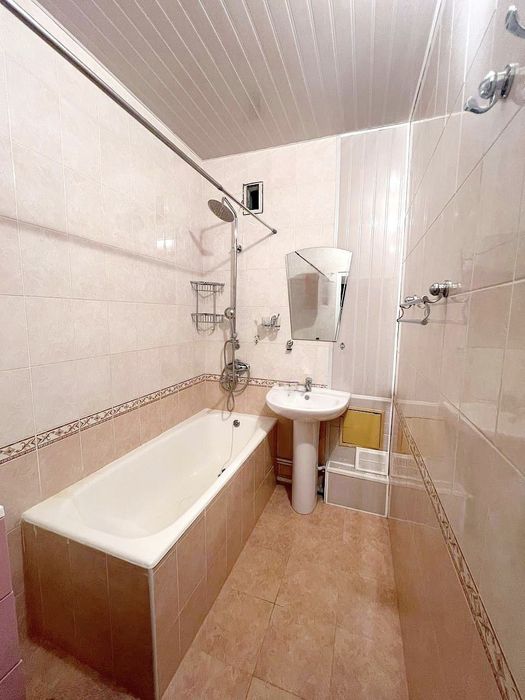 YUNUSOBOD, Bodomzor Metrodan chiqqanda