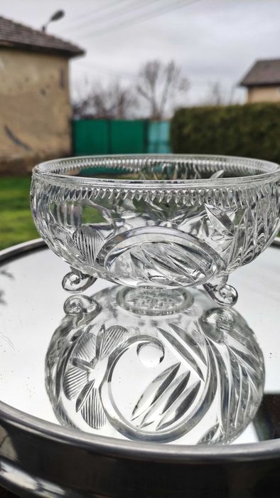 Бонбониера на крачета -кристално стъкло-красив релеф