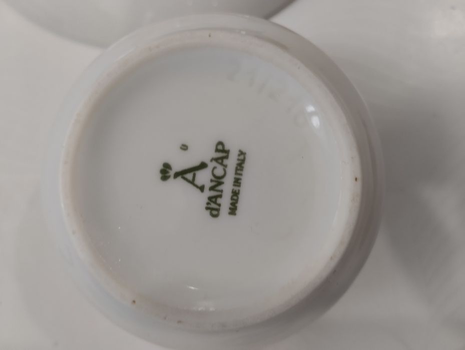 Кофейные чашки, тарелки и т.д