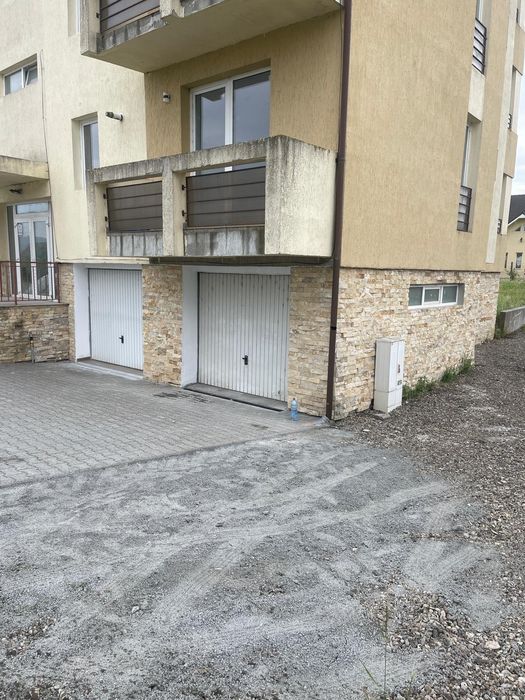 Apartament+două garaje de vanzare