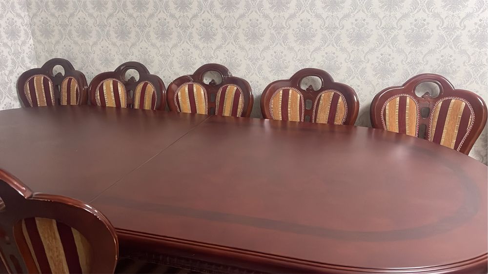 Овальный стол с 12 стульями