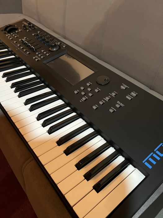 Vand Yamaha Modx6 cu case Thon