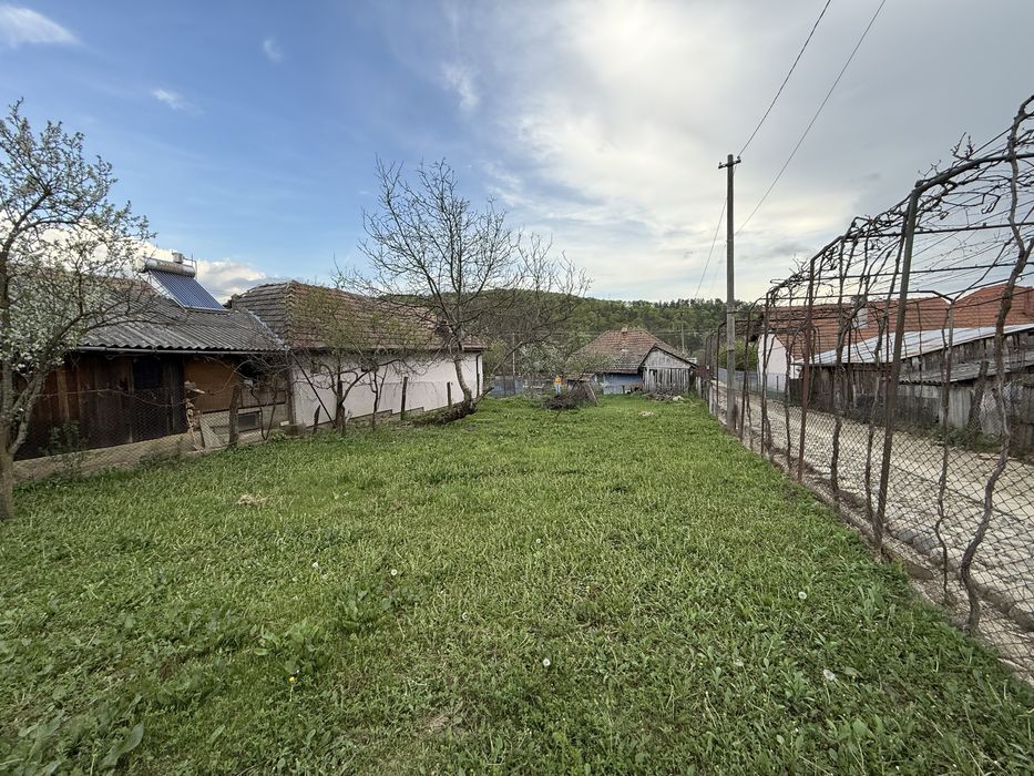 Casă bătrânească + teren