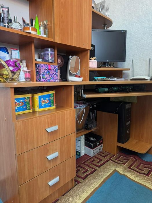 Продам кровать,компьютерный столик и зеркало