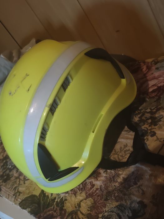 Cască de construcții folosita putin