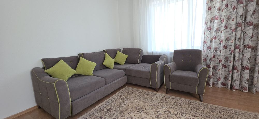 Угловой диван и кресло