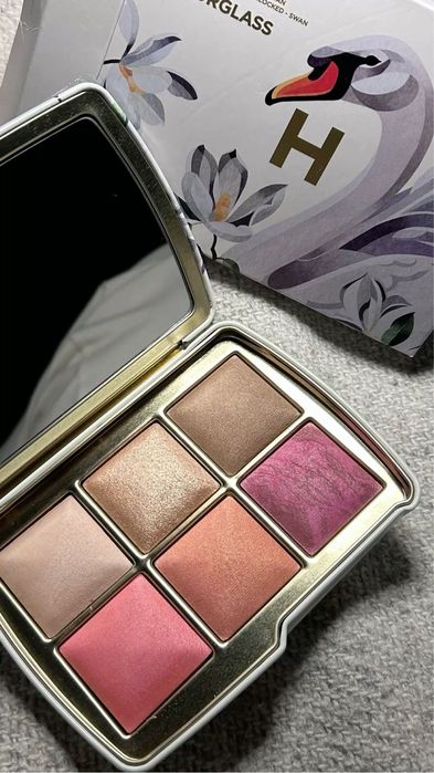 Палетки Hourglass