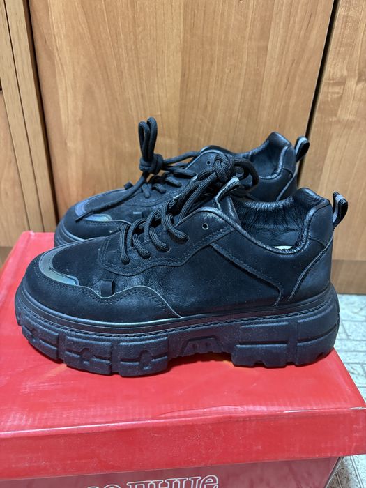 Продам женские кроссовки