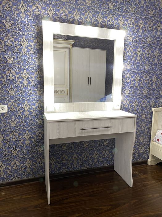 Макияжный столик