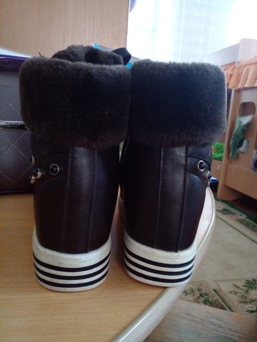 Продам ботинки новые