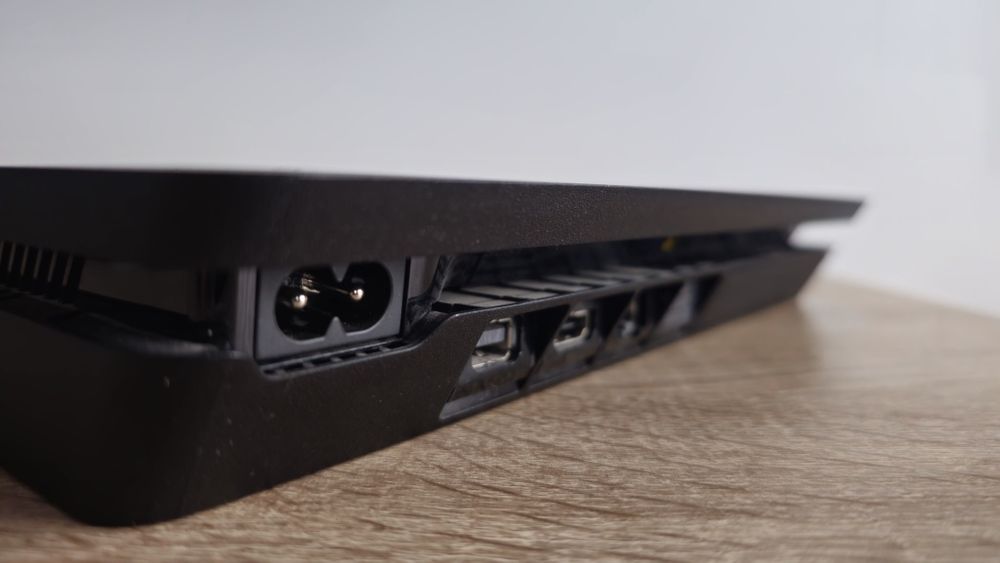 Vând Ps4 slim 500gb