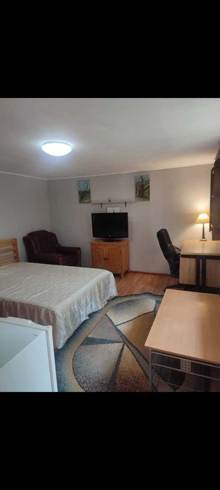 Inchiriez apartament cu o camera la casa