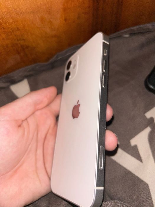 Продам айфон 12