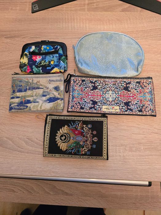 Portofele  de damă din piele și altele din material textil