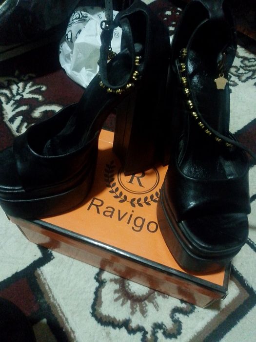 Басаножкани на каблуках VERSAGE оргинали