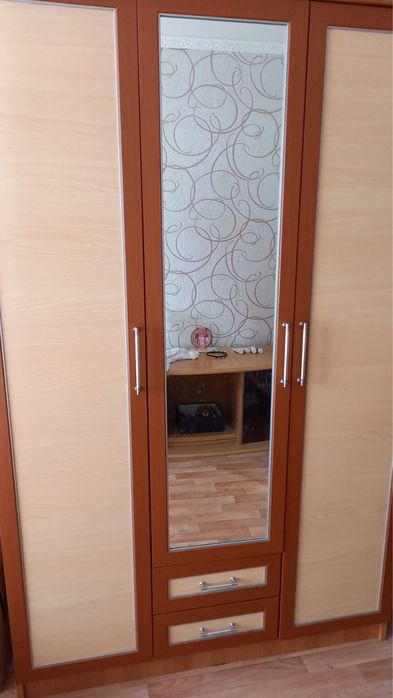 Продам шкаф (шифоньер)