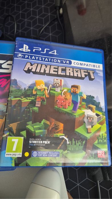 Ps4 pro cu doua manete și șase jocuri + Fortnite instalat