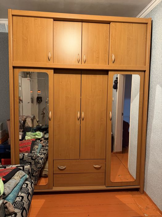 Продам шифоньер шкаф с зеркалом