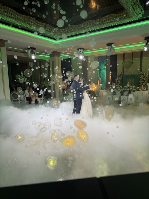 Baloane de fum albe dansul mirilor