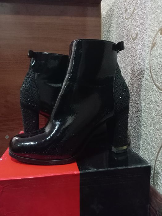 Ayollar oyoq kiymi 39 razmer.