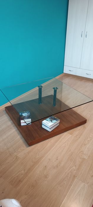 холна масичка със стъклен плот