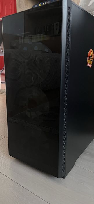Геймърски компютър с каса на Deep Cool