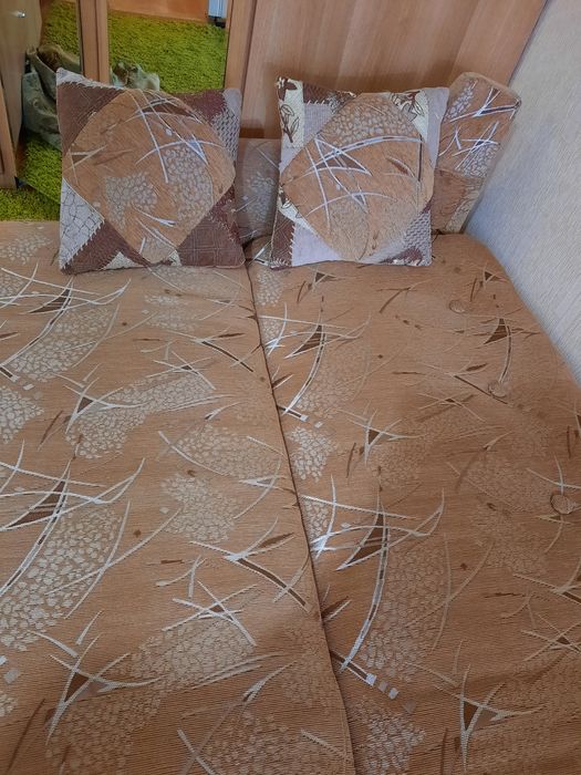 Продам диван на колёсиках.