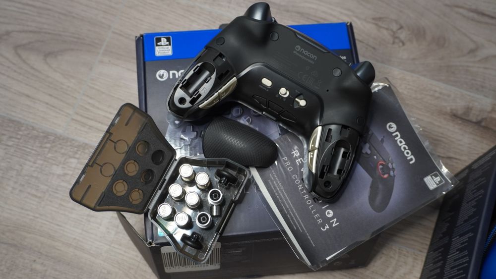 Controller Nacon Revolution Unlimited Pro pentru PlayStation 4 și PC