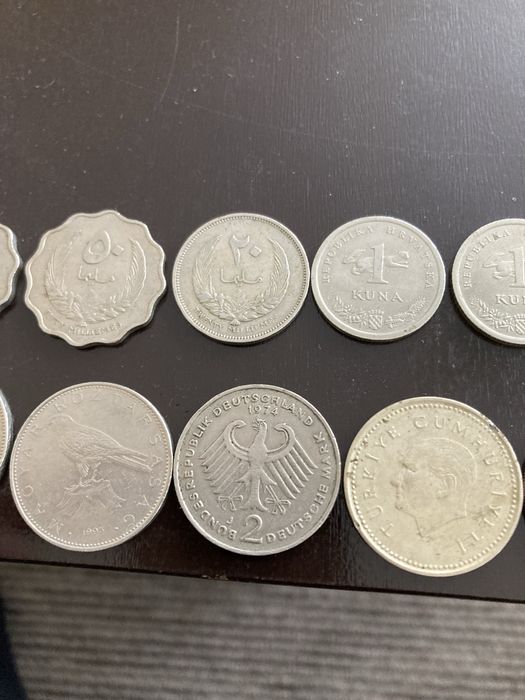 Различни монети в добро запазени състояние