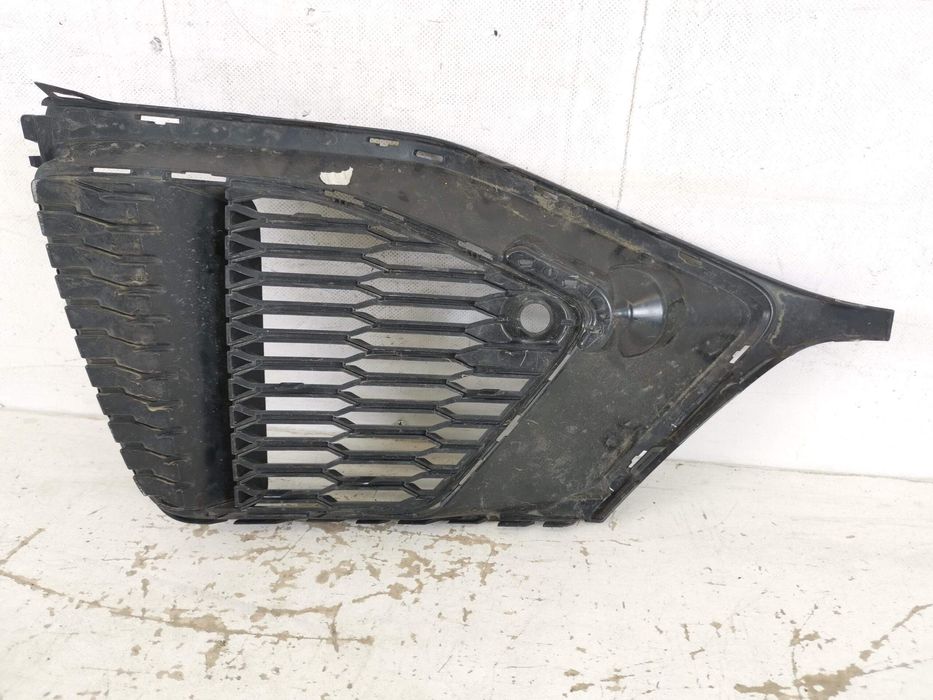 Ауди Кю8 / Audi Q8 1 [Десен проекторен радиаторен грил, оригинален, в