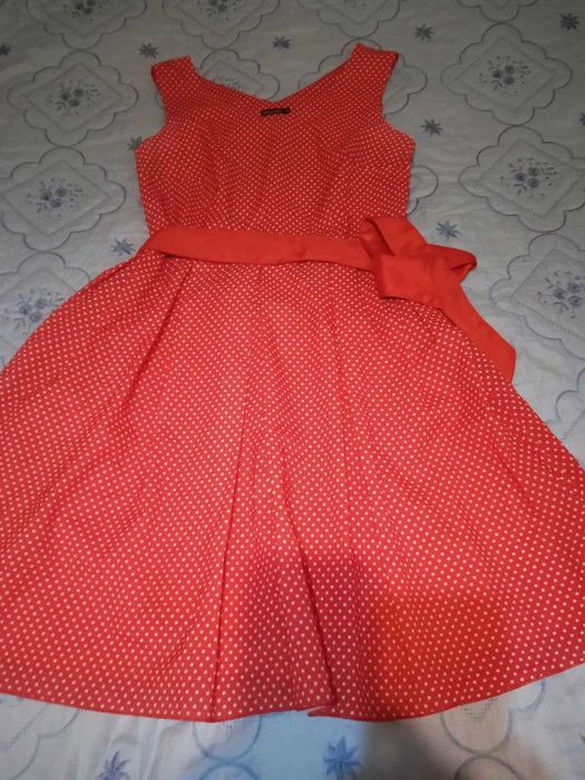 Платье женское красное в горошек в отличном состоянии  50 000 сум