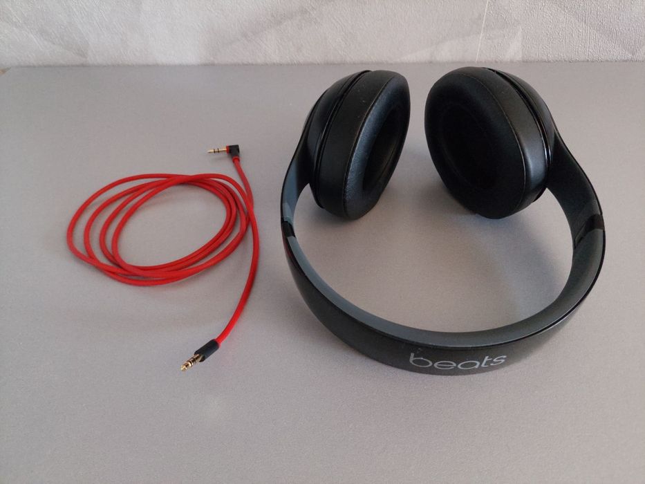 Căști Beats Studio 2 B0500 cu fir. Active noise cacellation, buretii noi, functioneaza perfect! Predare in Pitești Mioveni sau livrare prin olx