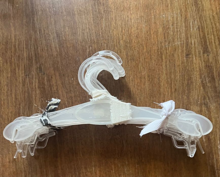 Закачалки, неограничено количество, бели и черни