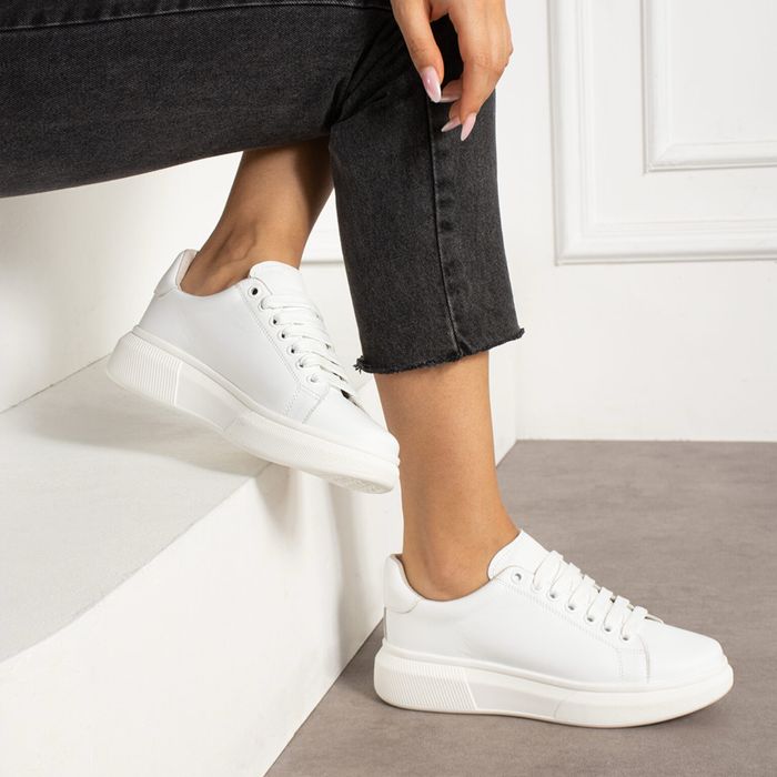 Чисто нови дамски бели маратонки