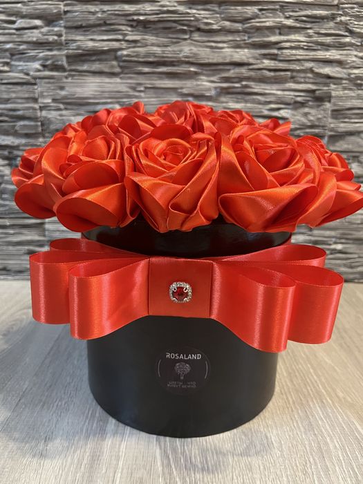 Розы из атласной ленты