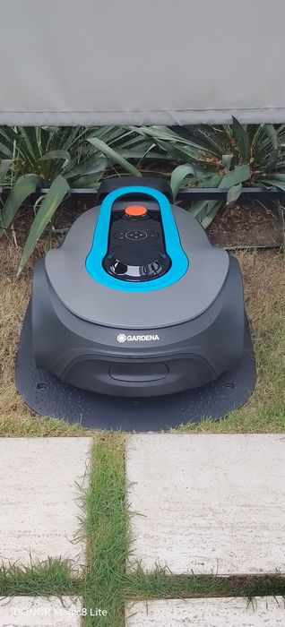 Robot tuns gazonul