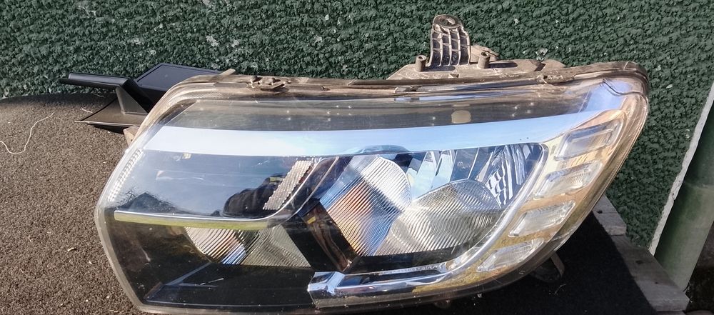 Far stanga dacia logan facelift