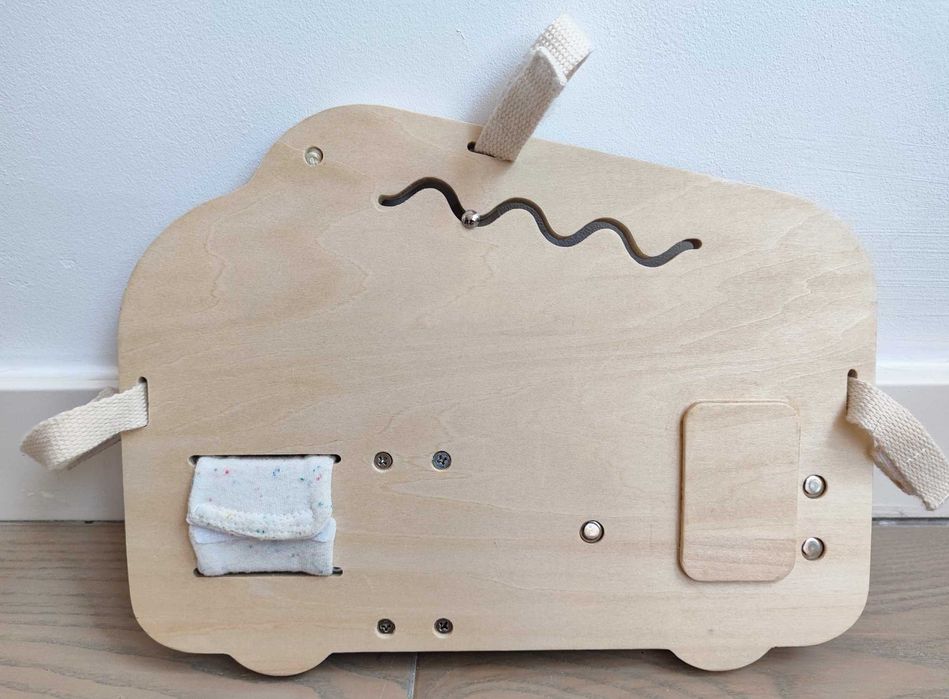 Panou de activitati Lilliputiens, din lemn, masina de pompieri