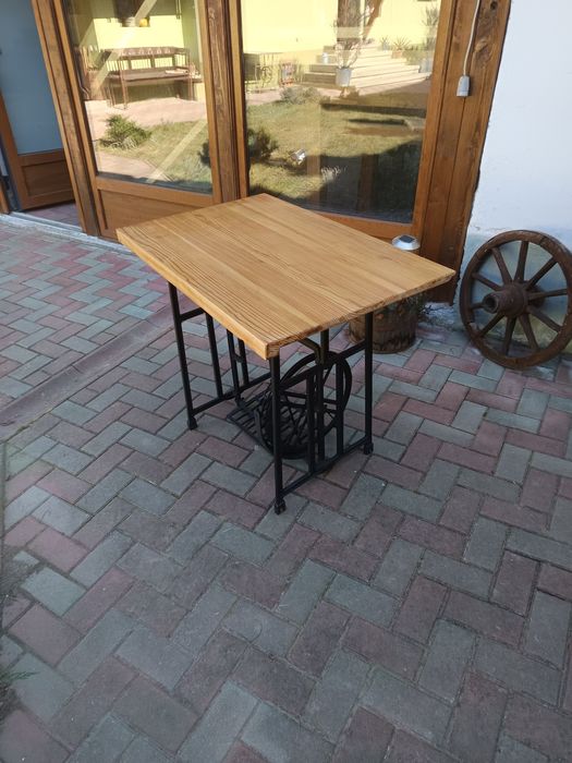 Masa exterior sau crama.