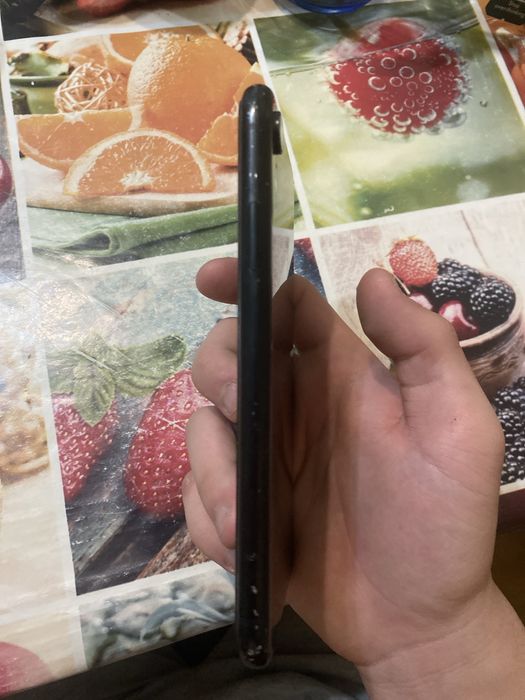 продам Айфон XR.