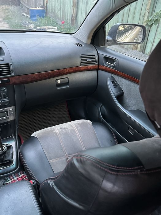 Toyota avensis 2004 года