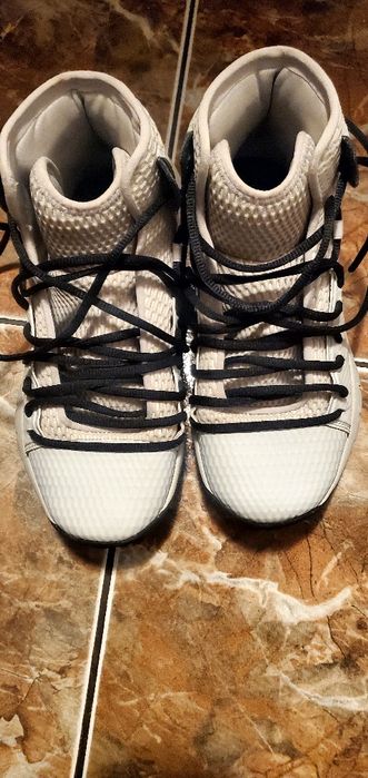 Vând adidași Under Armour mărimea 38 bej .Stare foarte bună.