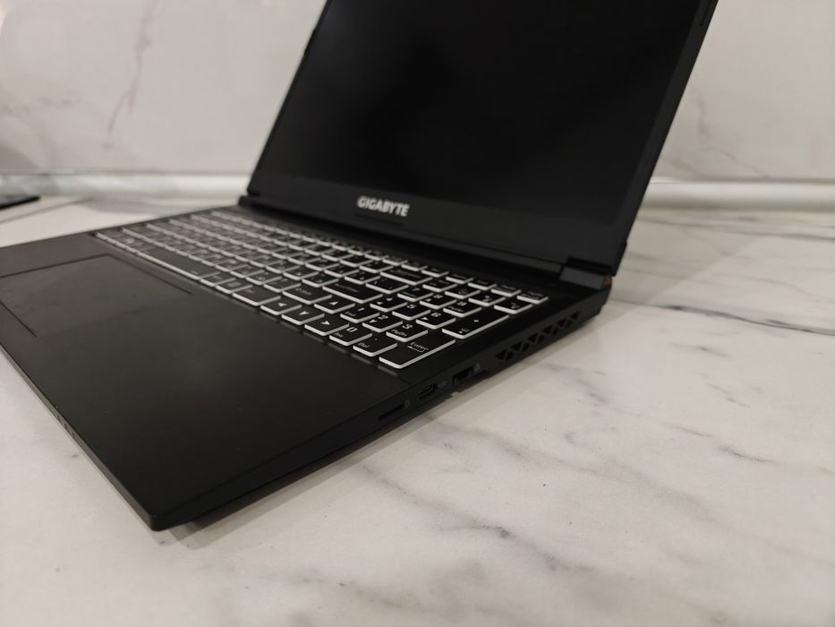 Ноутбук Gigabyte