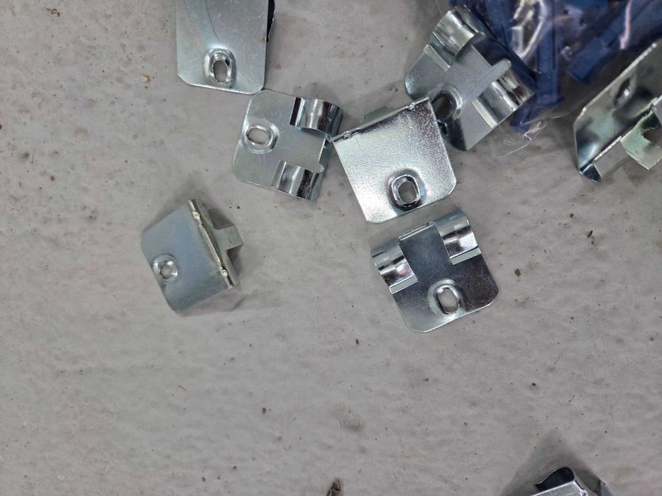 Клипсы монтажные для плинтуса