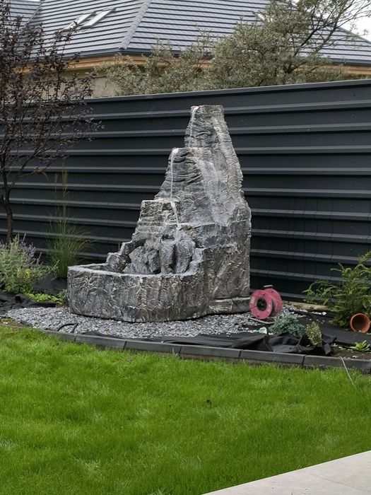 Fantana arteziana/Cascada /Put