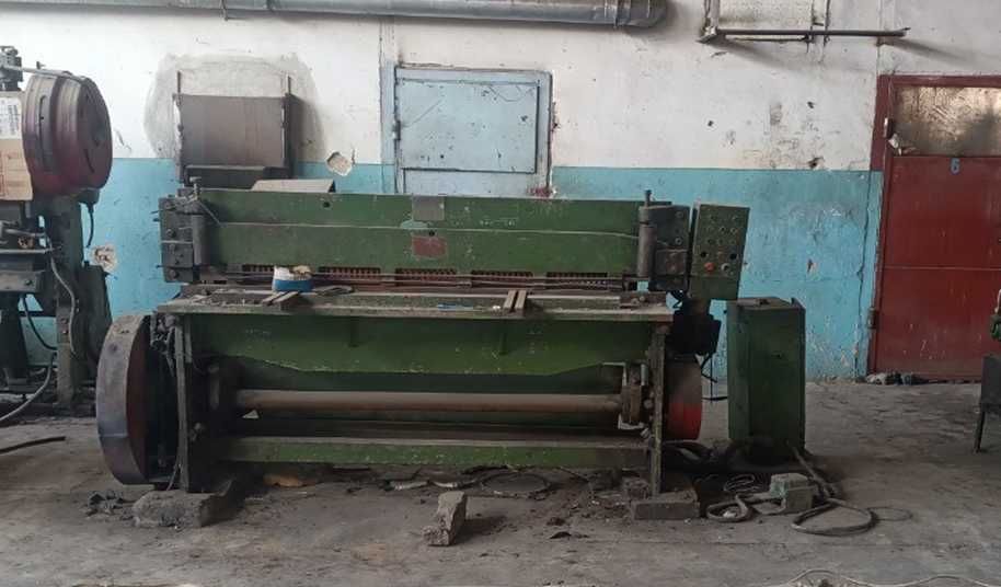 1.	Гильотину по резке металла